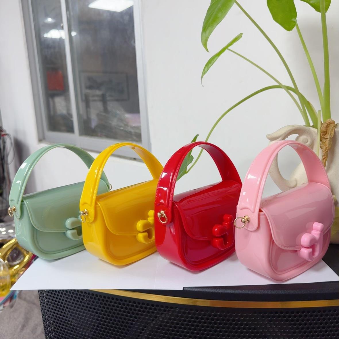 New hot-selling j-letter jelly bag portable shoulder oblique span children s bag PVC bag change bag 14*4.7*15cm чорний
New hot-selling j-letter jelly bag portable shoulder oblique span children s bag PVC bag change bag 14*4.7*15cm чорний