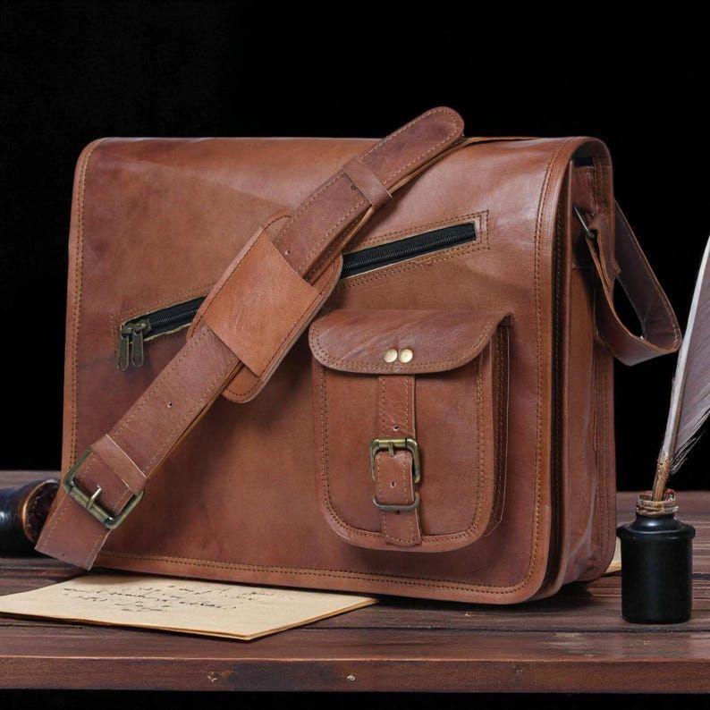 Мужская сумка-мессенджер для ноутбука из натуральной кожи ручной работы – кроссбоди-портфель с клапаном и подкладкой из канваса | Офисная сумка в деревенском винтажном стиле | Подарок для него 15 x 11 x 4 in
Мужская сумка-мессенджер для ноутбука из натуральной кожи ручной работы – кроссбоди-портфель с клапаном и подкладкой из канваса | Офисная сумка в деревенском винтажном стиле | Подарок для него 15 x 11 x 4 in