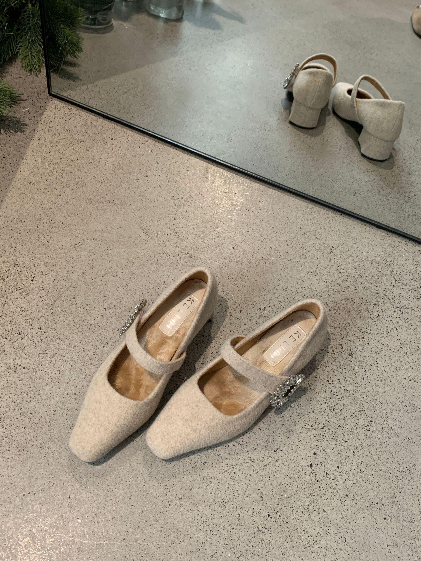French high-heeled Mary Jane fluffy shoes women s shoes 2025 autumn and winter with skirts, evening shoes, velvet rhinestone single shoes 39
French high-heeled Mary Jane fluffy shoes women s shoes 2025 autumn and winter with skirts, evening shoes, velvet rhinestone single shoes 39