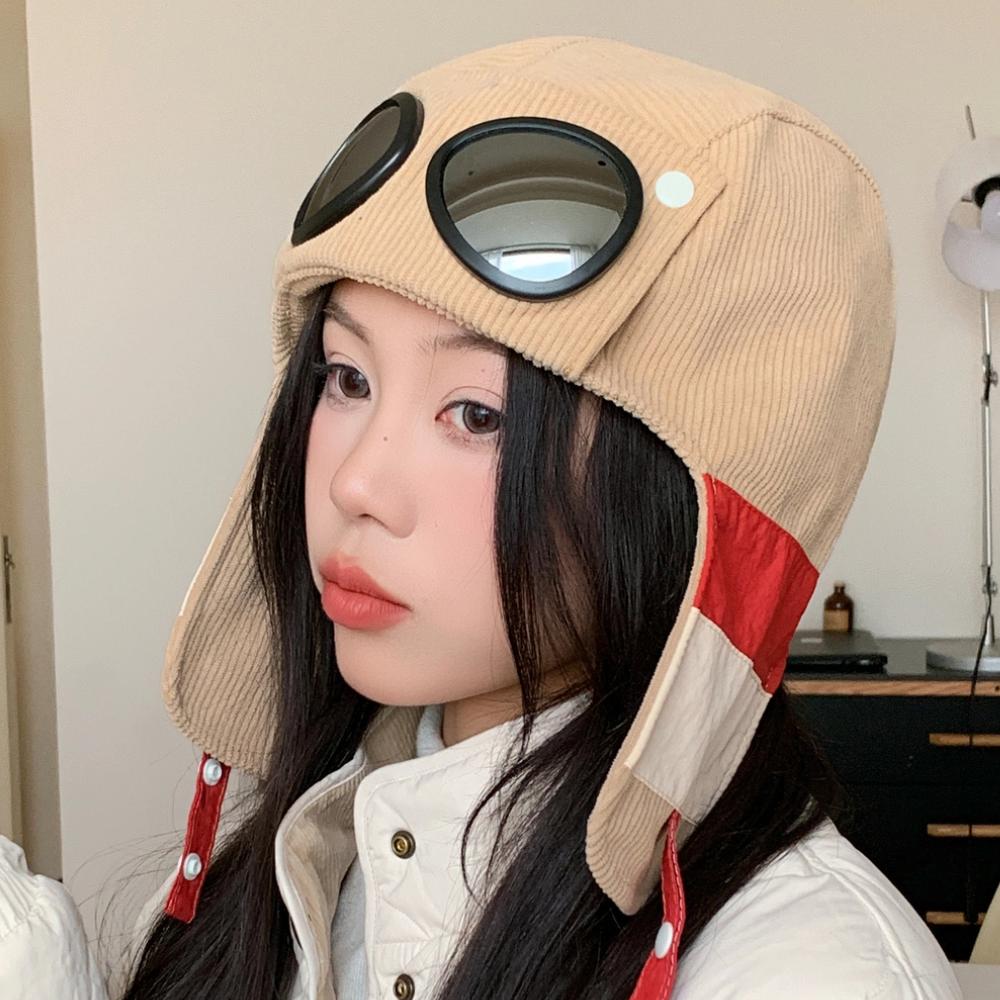 Шапка-бомбер нового стилю, шапка із захистом вух, модна шапка в стилі пілота з сонцезахисними окулярами, зимова шапка для вулиці для жінок, шапки 56cm-60cm хакі
Шапка-бомбер нового стилю, шапка із захистом вух, модна шапка в стилі пілота з сонцезахисними окулярами, зимова шапка для вулиці для жінок, шапки 56cm-60cm хакі