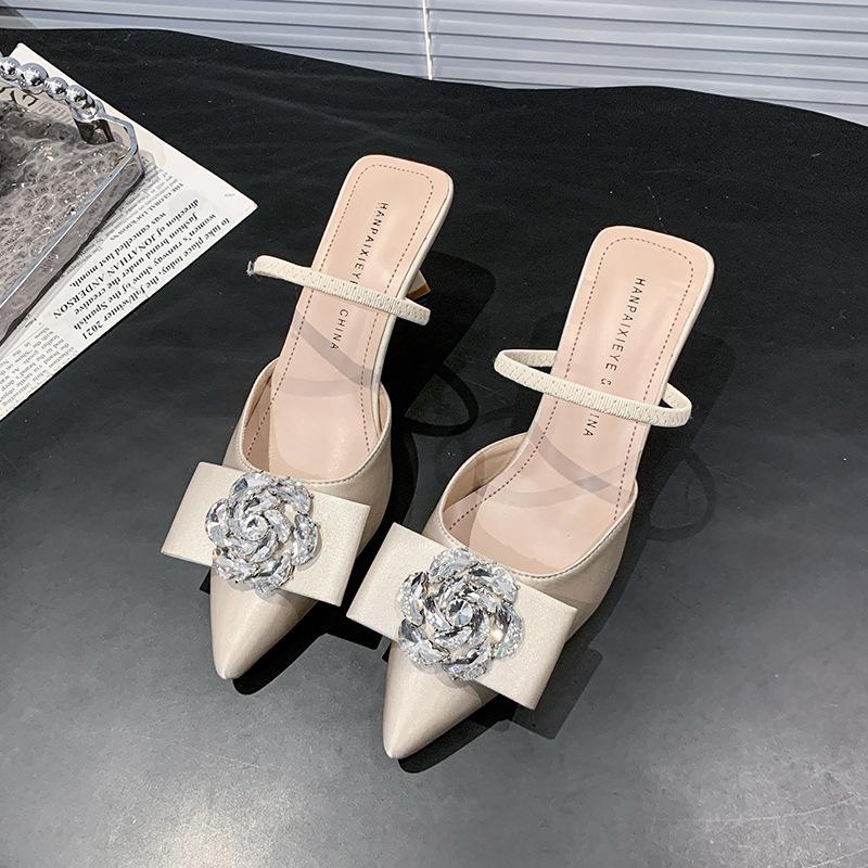 Fashion temperament versatile one-word buckle cool slippers summer new flower rhinestone soft bottom light mouth cool slippers 40
Fashion temperament versatile one-word buckle cool slippers summer new flower rhinestone soft bottom light mouth cool slippers 40