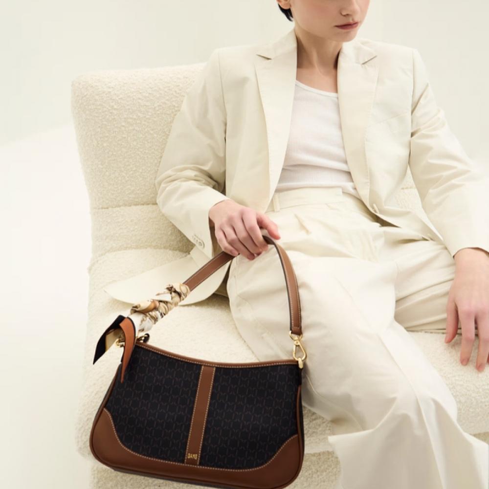 Daks Brown Leather Shoulder Bag Dd Pattern Single option
Daks Brown Leather Shoulder Bag Dd Pattern Single option