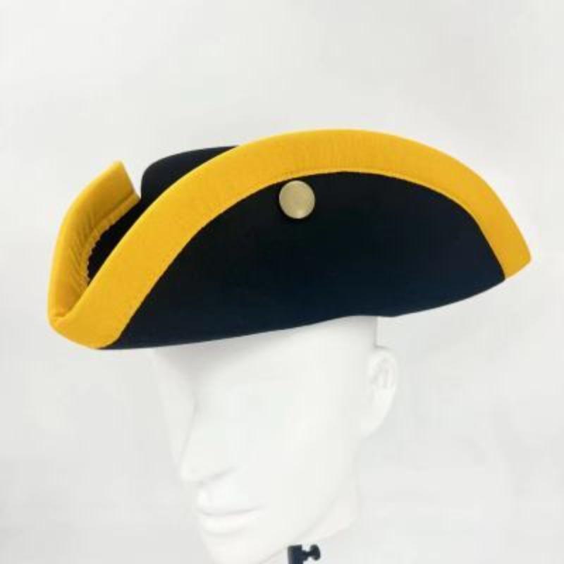 Шапка Петра Великого, историческая копия простой треугольной шляпы в Европе XVII и XVIII веков.
Шапка Петра Великого, историческая копия простой треугольной шляпы в Европе XVII и XVIII веков.