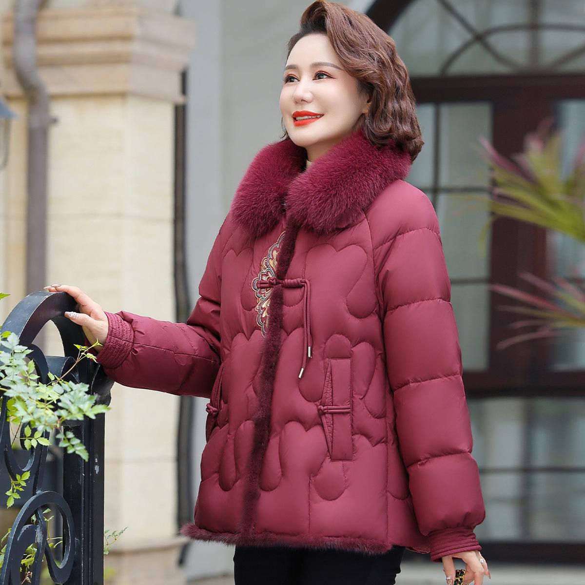 2025 Chinese National Style Winter Down Jacket for Middle-aged Women 5XL (suggested 150-165 jin) вина червоного кольору
2025 Chinese National Style Winter Down Jacket for Middle-aged Women 5XL (suggested 150-165 jin) вина червоного кольору