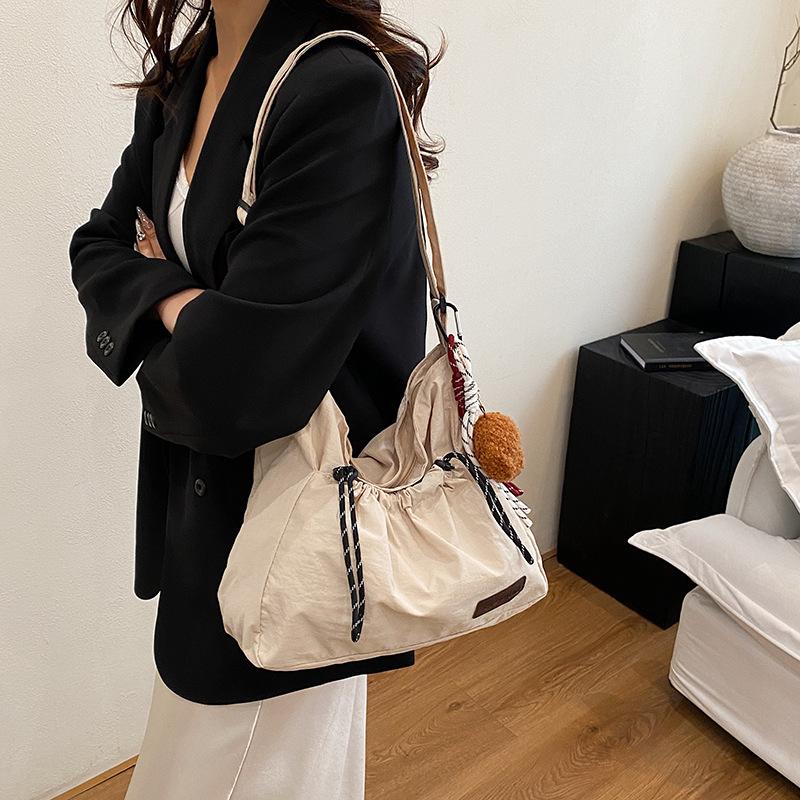 New drawstring messenger bag casual women s bag student shoulder bag sports light large capacity nylon bag single package чёрный
New drawstring messenger bag casual women s bag student shoulder bag sports light large capacity nylon bag single package чёрный