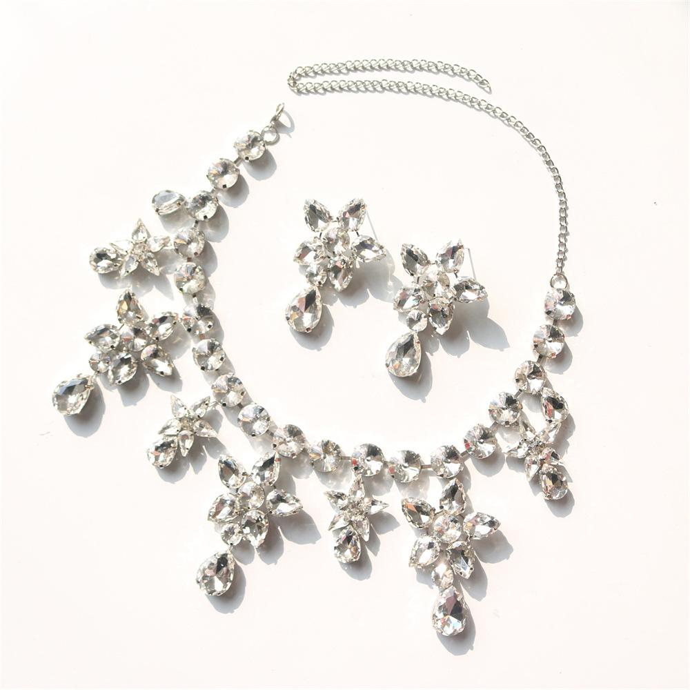 European And American Rhinestones Star Necklace Earrings Set Fashion Temperament Dinner Dress Accessories Jewelry Set
European And American Rhinestones Star Necklace Earrings Set Fashion Temperament Dinner Dress Accessories Jewelry Set