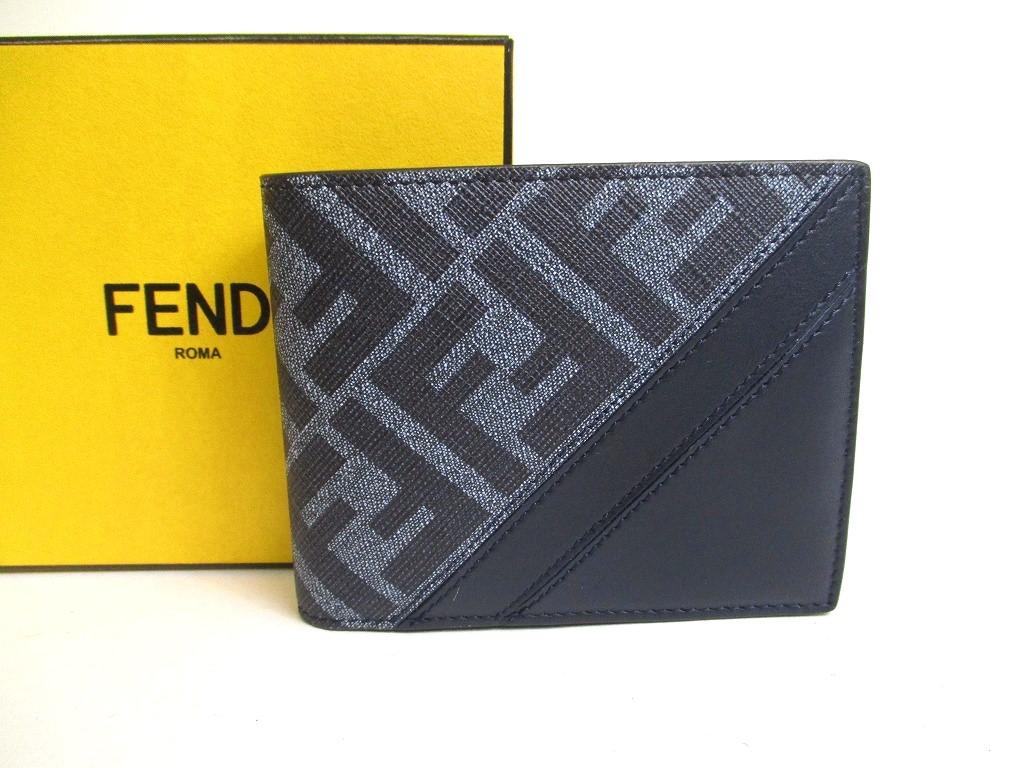 Автентичний шкіряний гаманець FENDI Zucca Diagonal Navy Blue Fabric Compact Wallet #a537 Refurbished
Автентичний шкіряний гаманець FENDI Zucca Diagonal Navy Blue Fabric Compact Wallet #a537 Refurbished
