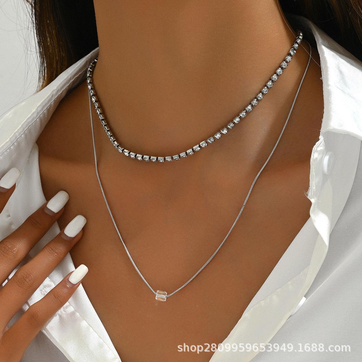 Premium claw chain necklace women s style versatile niche new double-layer square crystal pendant chain
Premium claw chain necklace women s style versatile niche new double-layer square crystal pendant chain