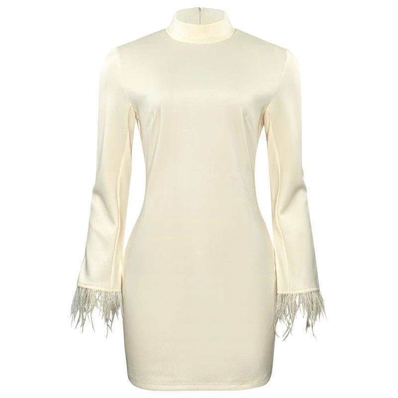 Осеннее однотонное облегающее платье с круглым вырезом и отделкой перьями Small