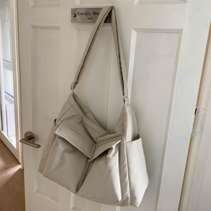 Large capacity canvas bag women s tide brand tooling style shoulder messenger bag men s canvas leisure bag чорний
Large capacity canvas bag women s tide brand tooling style shoulder messenger bag men s canvas leisure bag чорний