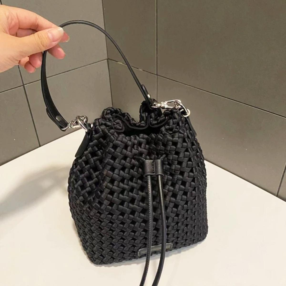 Hand Woven Bucket Bag for Summer, New Single Shoulder Underarm Tote Bag, Large Capacity Hollow Out Commuting Versatile for Women чорний
Hand Woven Bucket Bag for Summer, New Single Shoulder Underarm Tote Bag, Large Capacity Hollow Out Commuting Versatile for Women чорний