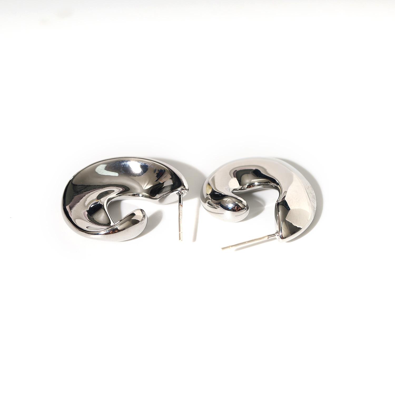 Handmade oil-dripping silver needle C-shaped earrings, candy color, light luxury, high-end studs, simple and versatile retro earrings. срібний
Handmade oil-dripping silver needle C-shaped earrings, candy color, light luxury, high-end studs, simple and versatile retro earrings. срібний