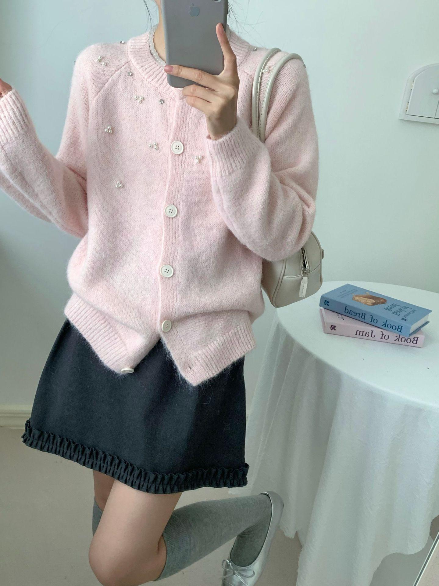 Korean Fashion Beaded Knit Cardigan for Women: Spring/Autumn Trend with Lazy Round Neck Design. One Size: 80-120 рожевий
Korean Fashion Beaded Knit Cardigan for Women: Spring/Autumn Trend with Lazy Round Neck Design. One Size: 80-120 рожевий