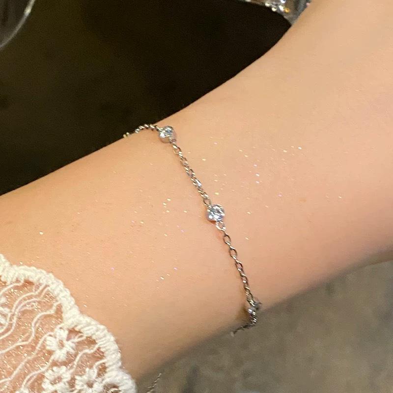 Мінімалістичний блискучий браслет-бульбашка з діамантами для жінок Xiaohongshu - Елегантний і модний дизайн платиновий
Мінімалістичний блискучий браслет-бульбашка з діамантами для жінок Xiaohongshu - Елегантний і модний дизайн платиновий