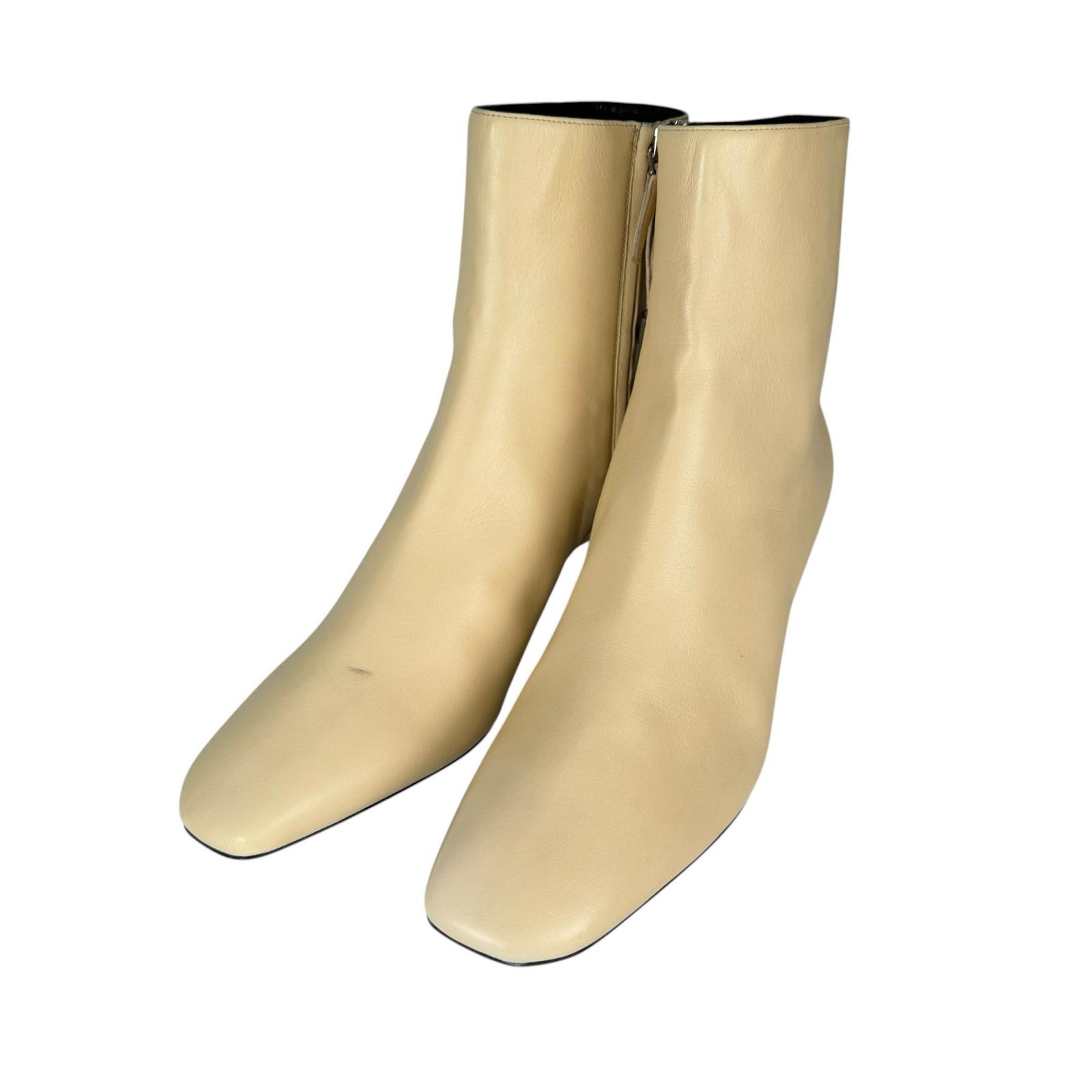 OFF-WHITE (38) Square toe Women Boots White
OFF-WHITE (38) Square toe Women Boots White