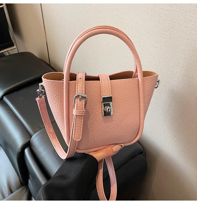 В этом году популярны сумки высокого класса и сумки-ведра большой вместимости. Женские весенние 2025 новые простые наплечные женские сумки
В этом году популярны сумки высокого класса и сумки-ведра большой вместимости. Женские весенние 2025 новые простые наплечные женские сумки