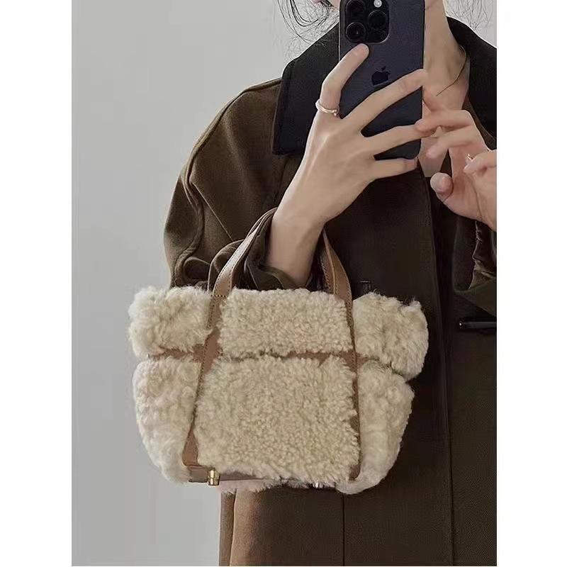 Portable Mao Mao bag 2023 autumn and winter new lamb wings French niche versatile commuter shoulder messenger bag хакі
Portable Mao Mao bag 2023 autumn and winter new lamb wings French niche versatile commuter shoulder messenger bag хакі