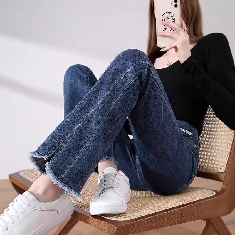 Women s High-Waist Micro Flare Jeans with Raw Edge and Horseshoe Slit - Spring/Autumn 2025 Collection. Medium
Women s High-Waist Micro Flare Jeans with Raw Edge and Horseshoe Slit - Spring/Autumn 2025 Collection. Medium