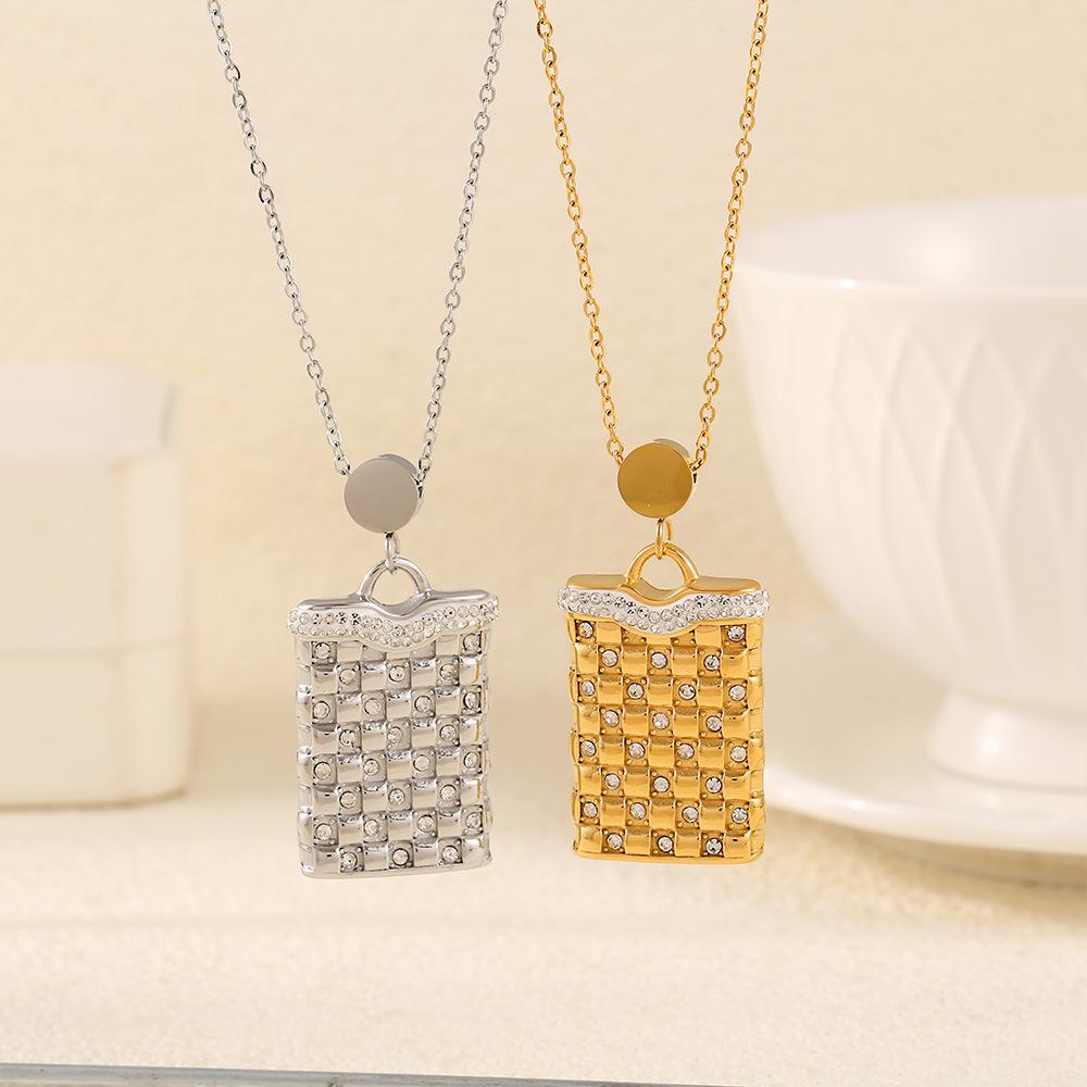 Minimalist Rectangular Plaid Pendant Necklace: Diamond-Studded Clavicle Chain in 18K Gold-Plated Titanium Steel.
Minimalist Rectangular Plaid Pendant Necklace: Diamond-Studded Clavicle Chain in 18K Gold-Plated Titanium Steel.