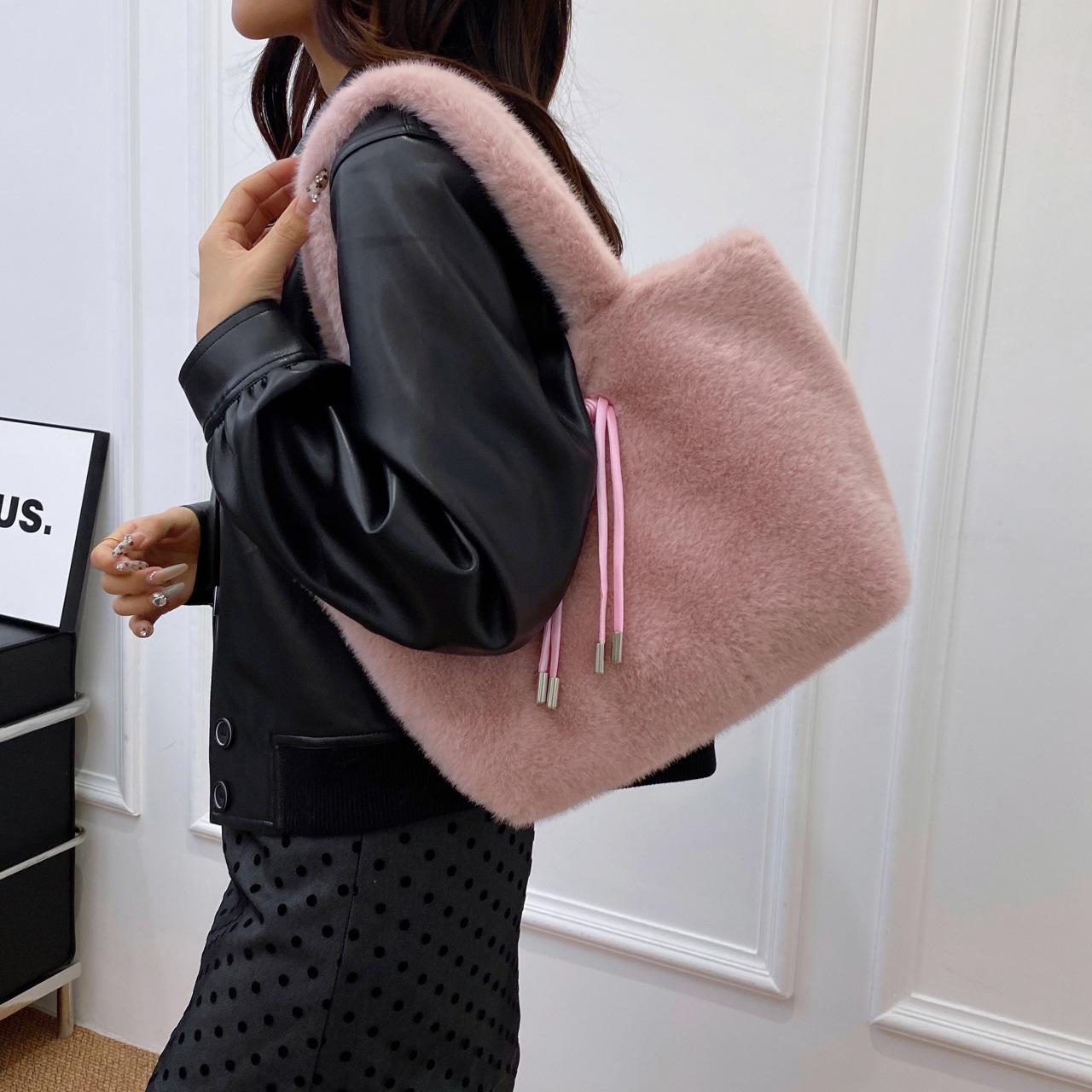 Універсальна плюшева сумочка: Сумка-тоут для носіння під пахвою або на плечі для осені та зими 37x9x25 cm рожевий
Універсальна плюшева сумочка: Сумка-тоут для носіння під пахвою або на плечі для осені та зими 37x9x25 cm рожевий