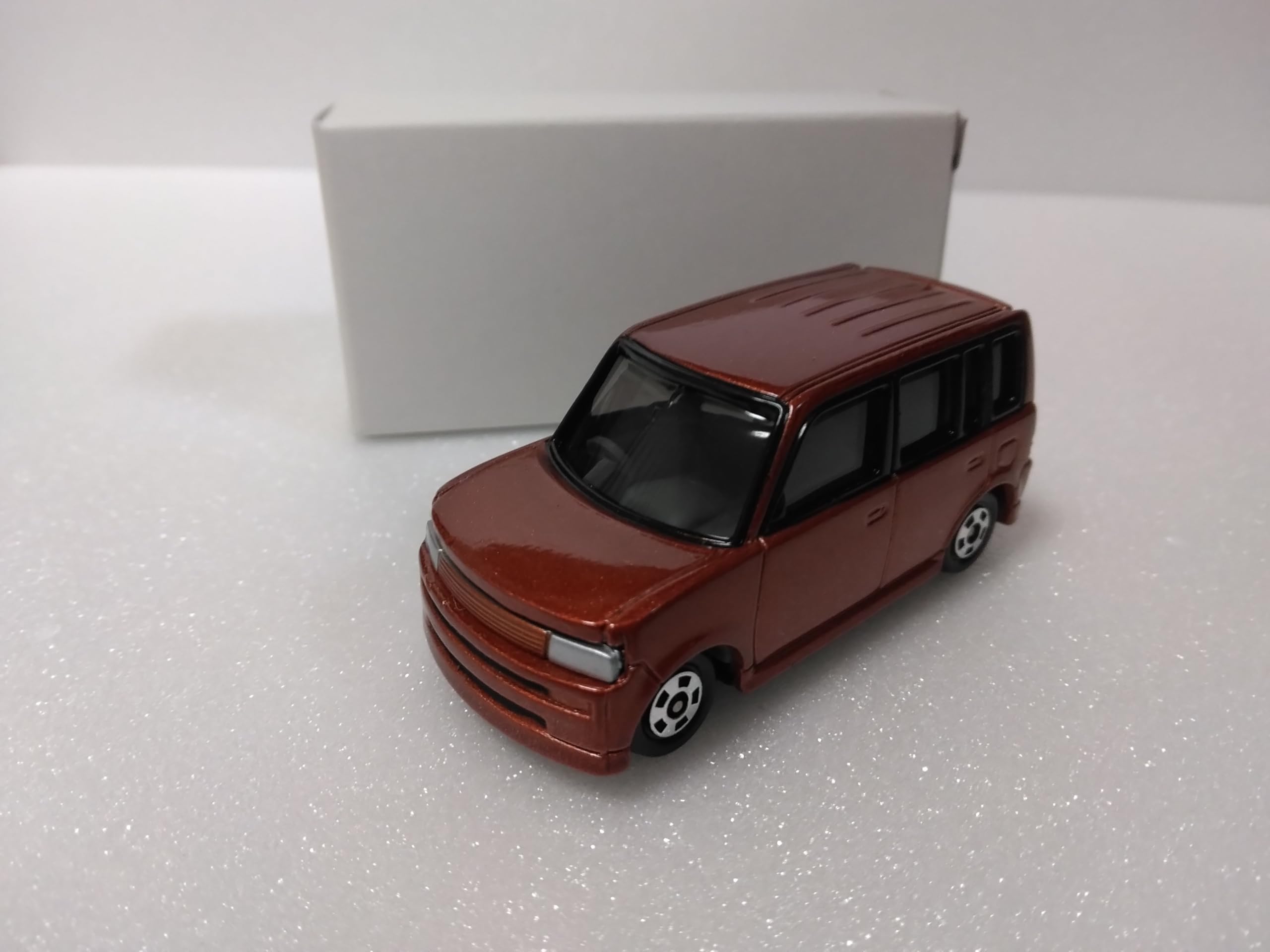 Миниатюрная модель автомобиля Tomica Toyota bB оранжевого цвета с металлическим оттенком (сделано в Китае)
Миниатюрная модель автомобиля Tomica Toyota bB оранжевого цвета с металлическим оттенком (сделано в Китае)