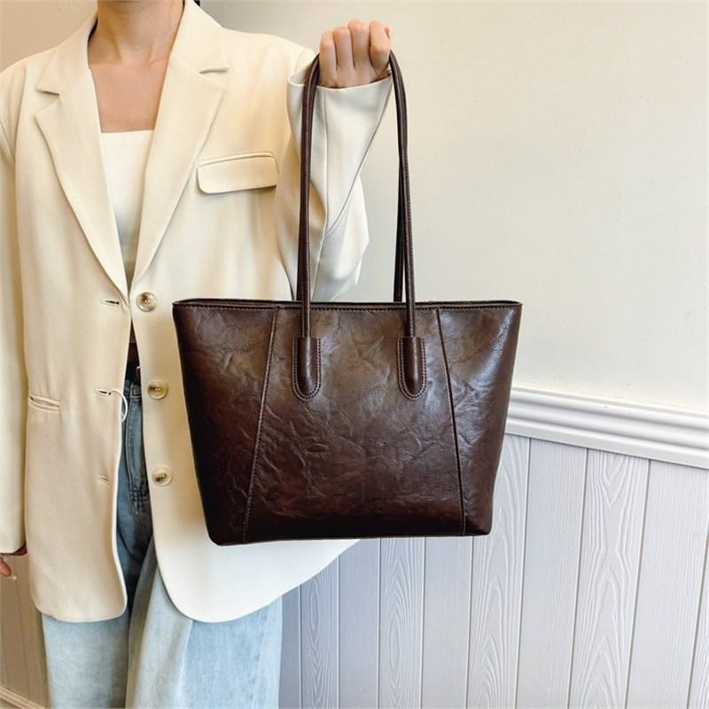 Корейская версия модной женской сумки-тоут большой вместимости 2025 новая простая повседневная сумка через плечо для поездок на работу универсальная портативная женская сумка темно-коричневого
Корейская версия модной женской сумки-тоут большой вместимости 2025 новая простая повседневная сумка через плечо для поездок на работу универсальная портативная женская сумка темно-коричневого