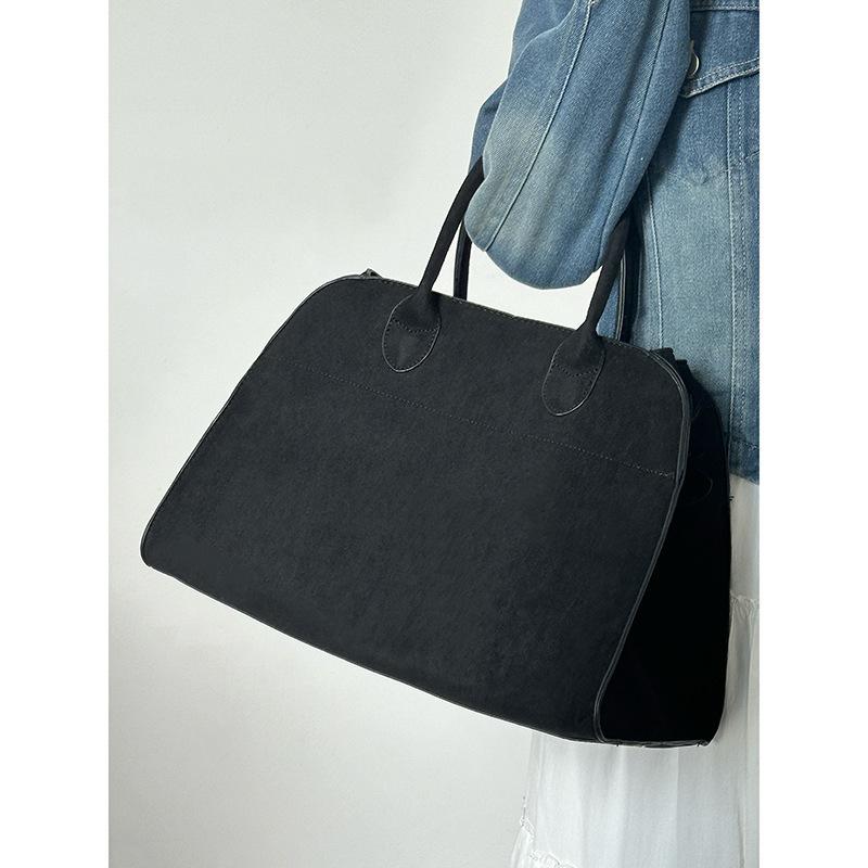 Premium retro matte handbag, new autumn and winter commuter tote bag, women s niche large-capacity tote bag чёрный
Premium retro matte handbag, new autumn and winter commuter tote bag, women s niche large-capacity tote bag чёрный