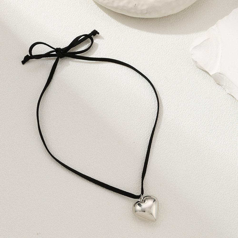 Heart Pendant Necklace Vintage Aesthetic Love Inspired Choker New Fashion Romantic Heart Necklace for Women
Heart Pendant Necklace Vintage Aesthetic Love Inspired Choker New Fashion Romantic Heart Necklace for Women