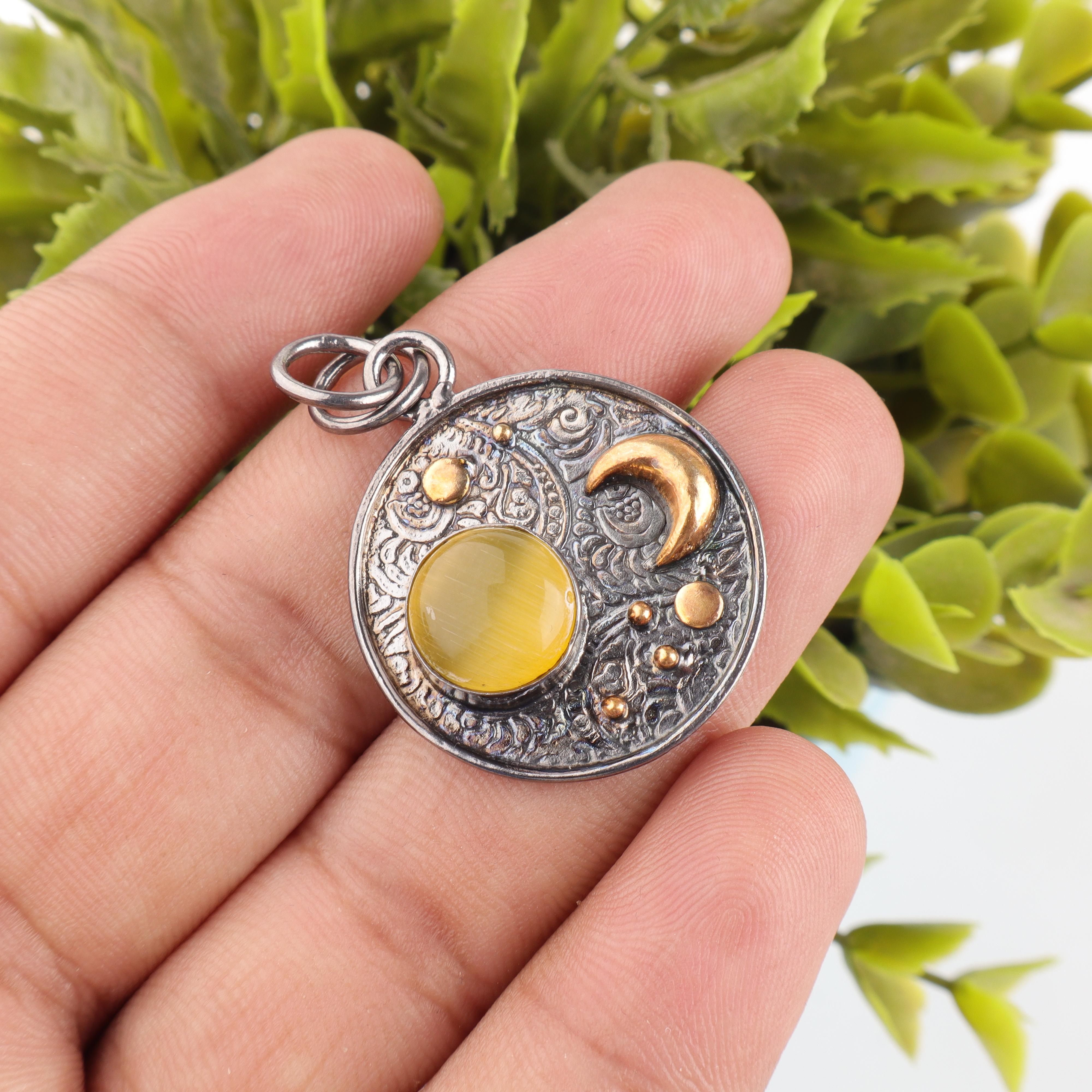 Желтый Кошачий глаз 925 Стерлинговое серебро Бохо Подвеска, Ручная работа Великолепные серебряные украшения, Украшения с драгоценным камнем Кошачий глаз для подарка 1.30 Inches жёлтый
Желтый Кошачий глаз 925 Стерлинговое серебро Бохо Подвеска, Ручная работа Великолепные серебряные украшения, Украшения с драгоценным камнем Кошачий глаз для подарка 1.30 Inches жёлтый