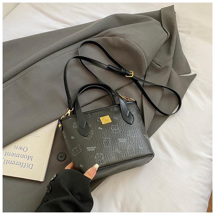 Сегодняшние популярные сумки, новые осенне-зимние текстурные нишевые сумки через плечо, универсальные сумки-ведра мессенджеры
Сегодняшние популярные сумки, новые осенне-зимние текстурные нишевые сумки через плечо, универсальные сумки-ведра мессенджеры