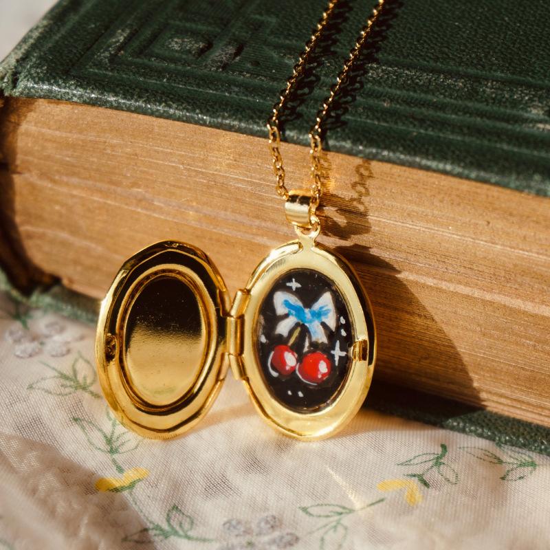 Vintage Gold Cherry Lockbox Necklace Niche Art Style Openable Pendant Versatile Clavicle Chain
Vintage Gold Cherry Lockbox Necklace Niche Art Style Openable Pendant Versatile Clavicle Chain