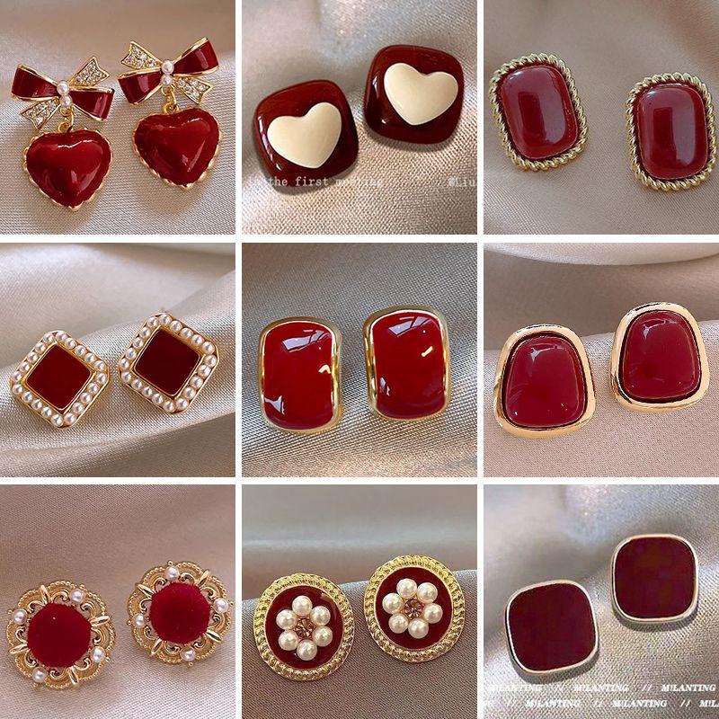 2024 Exquisite Retro Geometric Red Clip-On Earrings for Women: New Autumn/Winter Non-Pierced Style Non-Pierced Ear Clips
2024 Exquisite Retro Geometric Red Clip-On Earrings for Women: New Autumn/Winter Non-Pierced Style Non-Pierced Ear Clips
