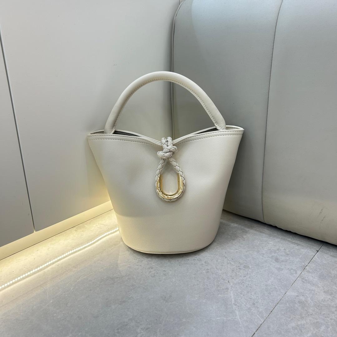 2025 spring and summer new Liberta bucket bag simple versatile retro handbag fashion versatile messenger women s bag 15×18×23cm
2025 spring and summer new Liberta bucket bag simple versatile retro handbag fashion versatile messenger women s bag 15×18×23cm