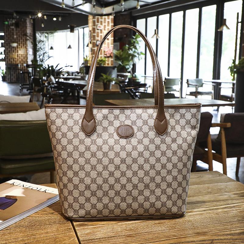 Large Capacity Commuting Underarm Bag New Women s Bag Texture Letter Printing Color Blocking Tote Bag Versatile Shoulder Bag
Large Capacity Commuting Underarm Bag New Women s Bag Texture Letter Printing Color Blocking Tote Bag Versatile Shoulder Bag