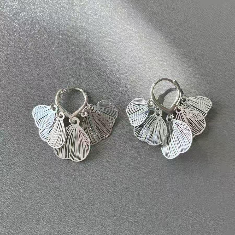 Elegant Ginkgo Leaf Earrings: Unique Hollow Design, Fashionable Dangle Style
Elegant Ginkgo Leaf Earrings: Unique Hollow Design, Fashionable Dangle Style