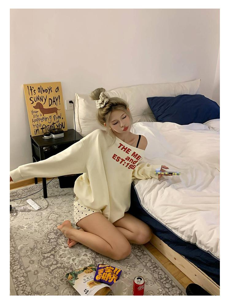 2025 American slanted shoulder letter design sweater female Korean version Spice Girl loose ins M
2025 American slanted shoulder letter design sweater female Korean version Spice Girl loose ins M