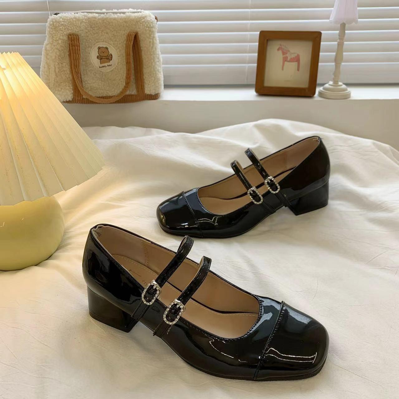 Retro burgundy single shoes women s thick heel spring and autumn square head shallow mouth one word with buckle Mary Jane shoes 40 чорний
Retro burgundy single shoes women s thick heel spring and autumn square head shallow mouth one word with buckle Mary Jane shoes 40 чорний