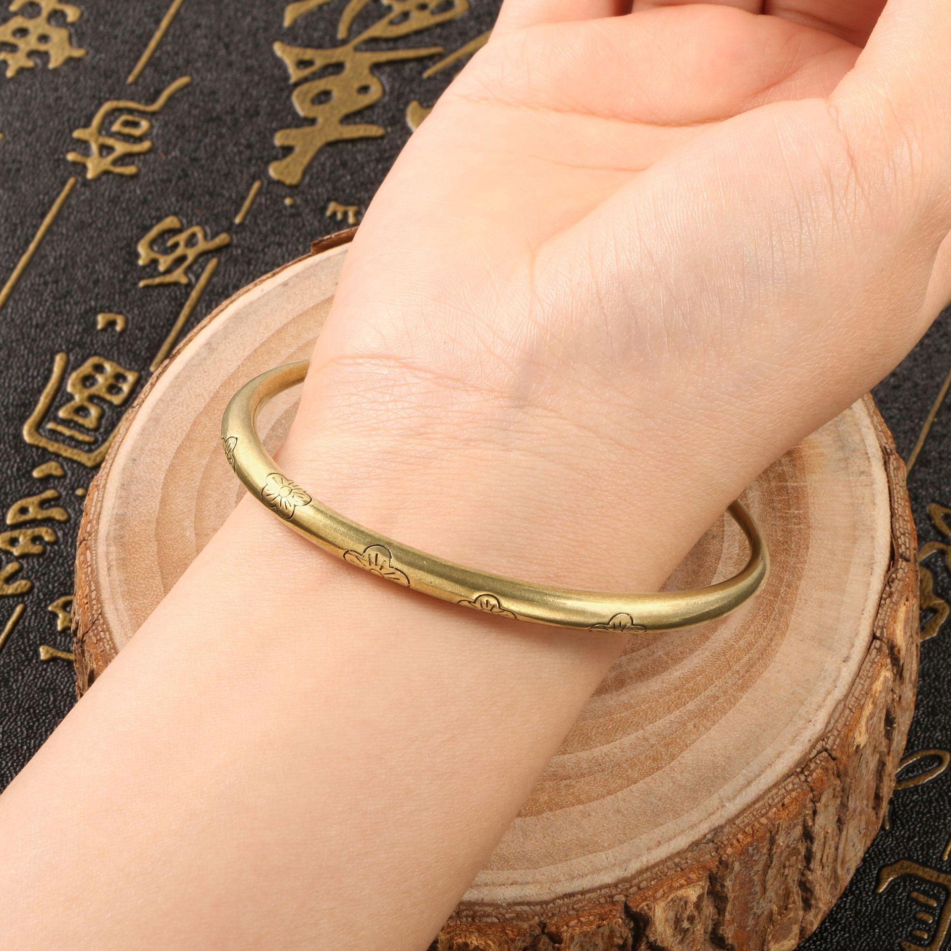 Antique Yellow Brass Push Pull Bracelet with Cloud and Floral Motif Retro Chinese Photography Prop Bangle
Antique Yellow Brass Push Pull Bracelet with Cloud and Floral Motif Retro Chinese Photography Prop Bangle