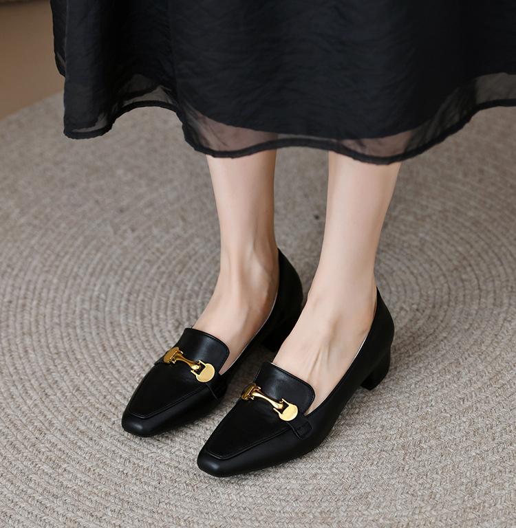 Inside and outside soft leather retro shallow mouth single shoes small square head middle heel shoes thick heel autumn new women s soft leather women 39 чорний
Inside and outside soft leather retro shallow mouth single shoes small square head middle heel shoes thick heel autumn new women s soft leather women 39 чорний