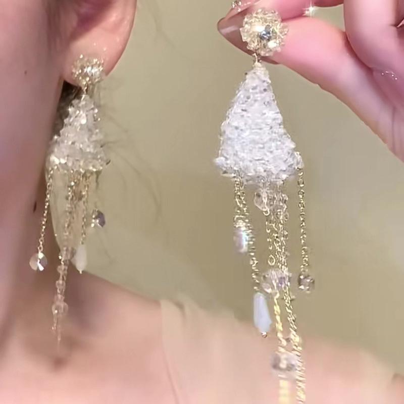 Silver needle crystal flower water drop fringed earrings light luxury high-end temperament earrings niche fashion versatile earrings women
Silver needle crystal flower water drop fringed earrings light luxury high-end temperament earrings niche fashion versatile earrings women