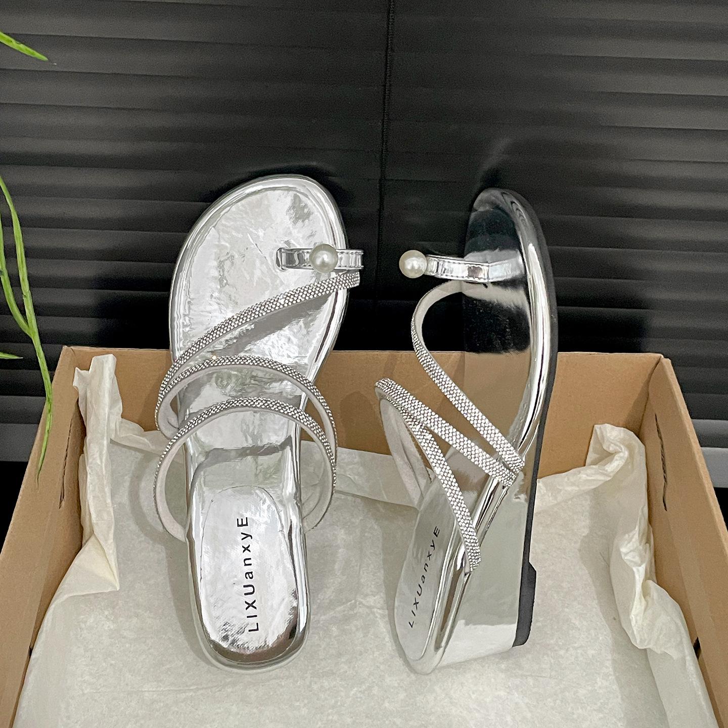 White high-end slope heel heightened one-word slippers for women s summer wear 2025 new models with skirts French cool slippers 39 серебряный
White high-end slope heel heightened one-word slippers for women s summer wear 2025 new models with skirts French cool slippers 39 серебряный