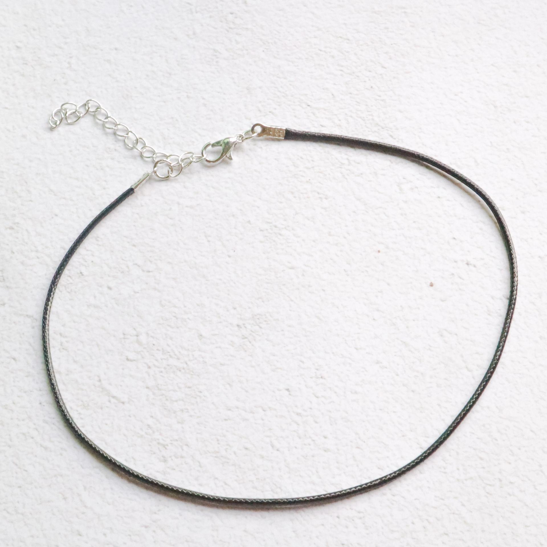 Минималистичное черное и красное бархатное колье-чокер для женщин
Минималистичное черное и красное бархатное колье-чокер для женщин