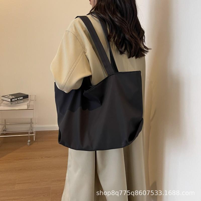 Large-capacity Cross-border Women s Shoulder Bag All-matching Solid Color Nylon Tote Students commuting Handbag Class чорний
Large-capacity Cross-border Women s Shoulder Bag All-matching Solid Color Nylon Tote Students commuting Handbag Class чорний
