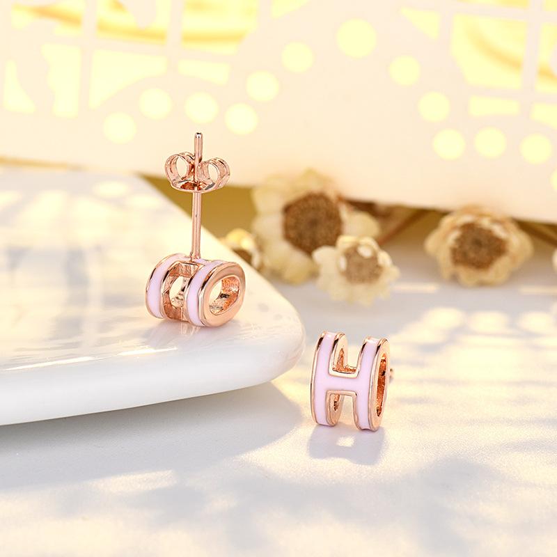 Новый продукт, трендовые женские нишевые дизайнерские серьги, простые, маленькие и изысканные серьги цвета H, высококачественные серьги-иглы H
Новый продукт, трендовые женские нишевые дизайнерские серьги, простые, маленькие и изысканные серьги цвета H, высококачественные серьги-иглы H