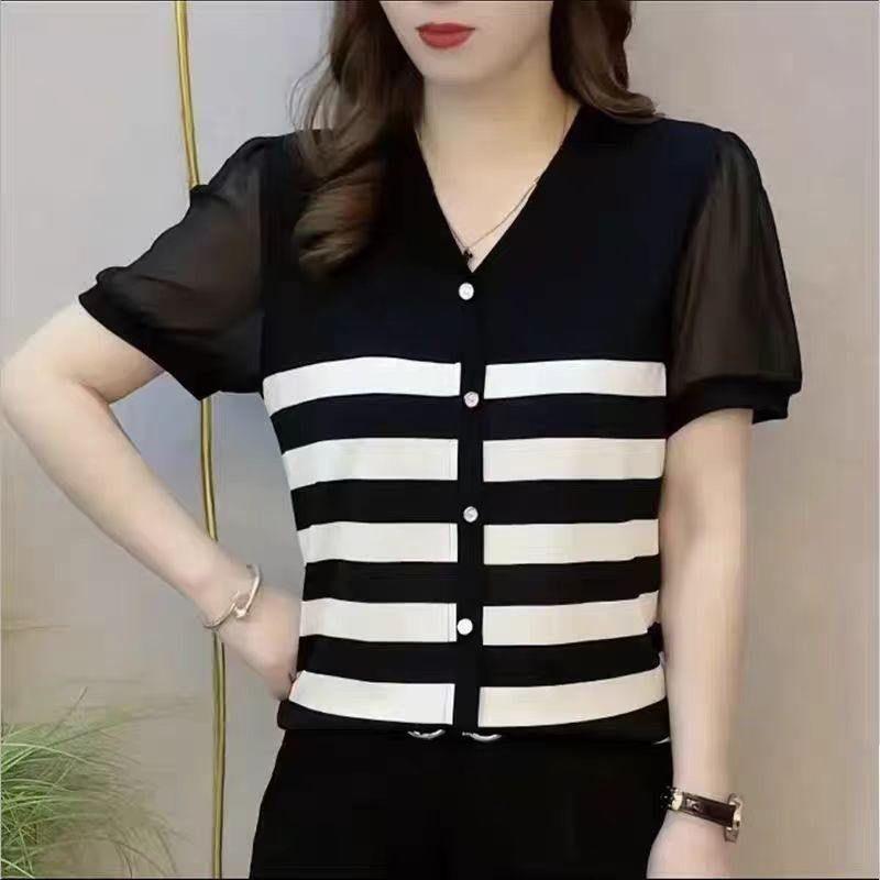 Large size women s clothing 2025 summer new V-neck striped short-sleeved T-shirt popular clothes thin ice silk fat mm belly cover 4XL чорний
Large size women s clothing 2025 summer new V-neck striped short-sleeved T-shirt popular clothes thin ice silk fat mm belly cover 4XL чорний