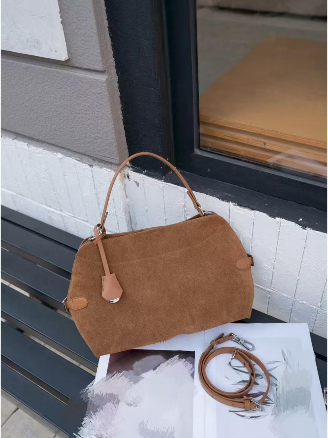 Niche 2025 Retro Genuine Leather Crossbody Handbag – Large Capacity for Commuting Women or Office Workers 30x10x22 cm
Niche 2025 Retro Genuine Leather Crossbody Handbag – Large Capacity for Commuting Women or Office Workers 30x10x22 cm