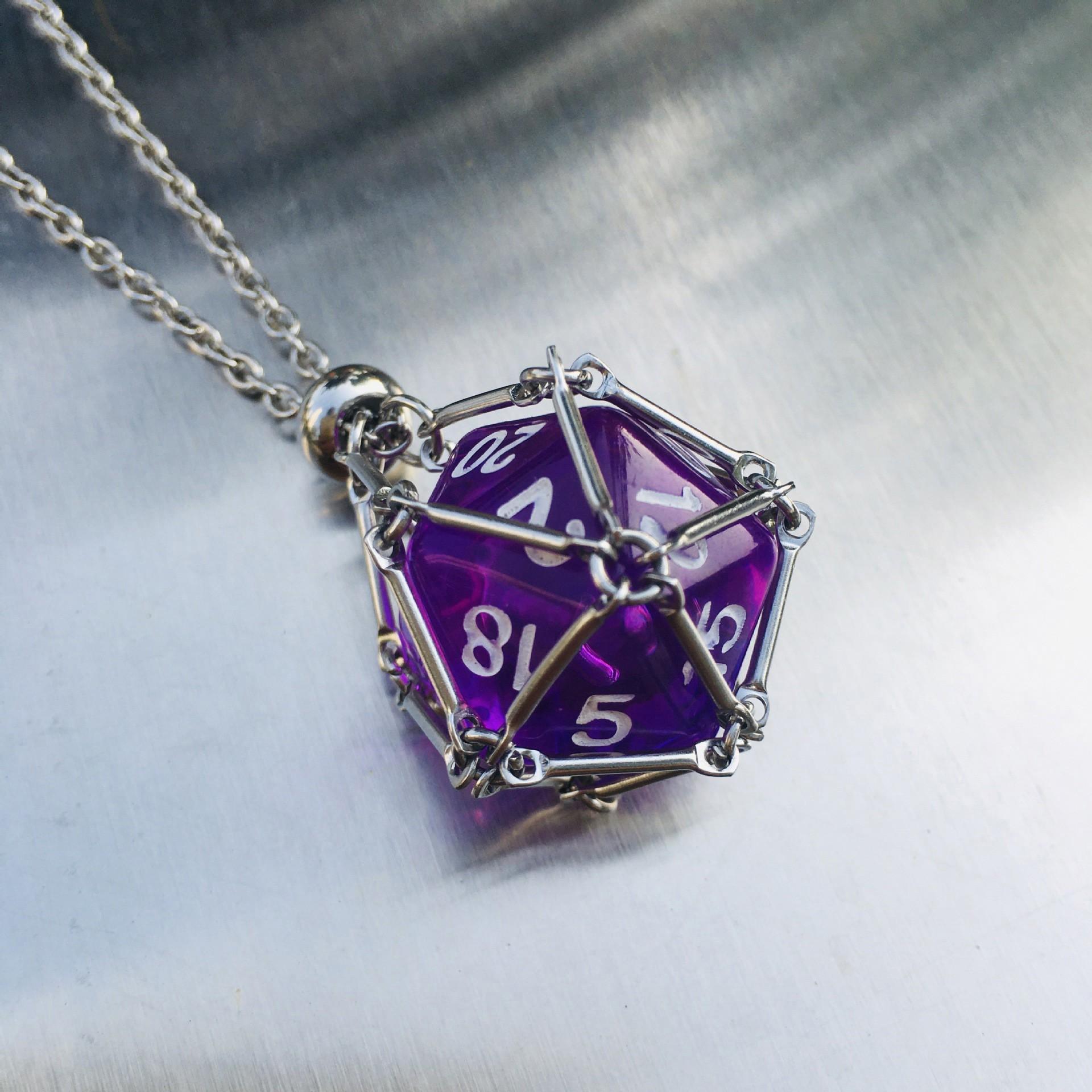Board Game Acrylic 20D Dice Necklace Metal Net Cage Interchangeable Pendant Dice Necklace Accessories Lovers Fans Gift Props
Board Game Acrylic 20D Dice Necklace Metal Net Cage Interchangeable Pendant Dice Necklace Accessories Lovers Fans Gift Props