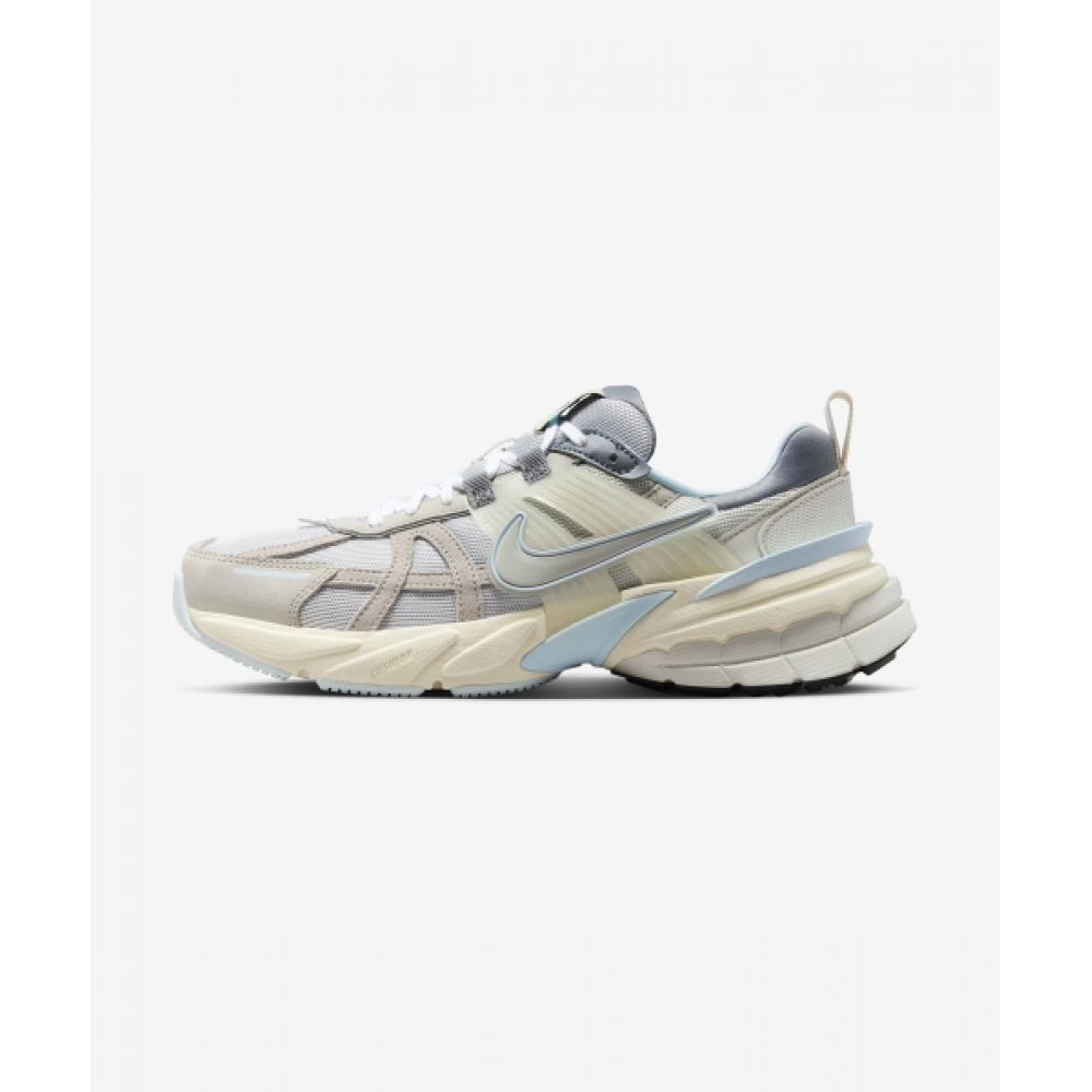 NIKE V2K Run W Light Bone Light Ion или Smoke Grey Metallic Platinum FZ3596 072 270
NIKE V2K Run W Light Bone Light Ion или Smoke Grey Metallic Platinum FZ3596 072 270