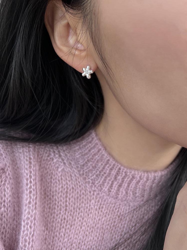 Элегантные серьги-пусеты из серебра 925 пробы с корейскими бриллиантами в виде цветка для женщин - Коллекция 2025
Элегантные серьги-пусеты из серебра 925 пробы с корейскими бриллиантами в виде цветка для женщин - Коллекция 2025