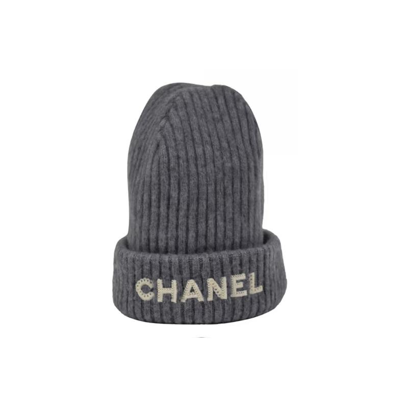 CHANEL sequin letter knitted cashmere wool hat for women сірий колір
CHANEL sequin letter knitted cashmere wool hat for women сірий колір